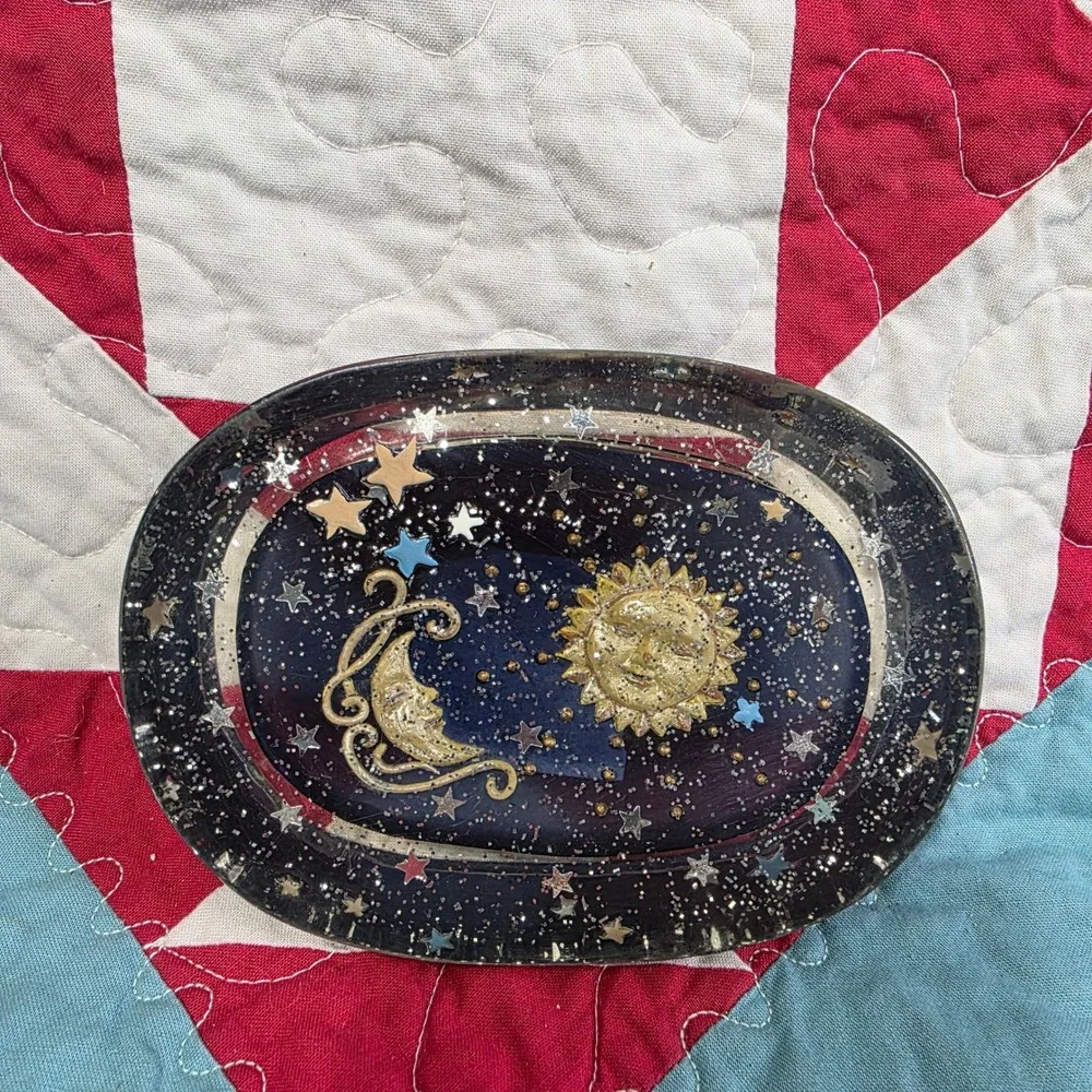 Vtg 2001 Allure Celestial Sun Moon Stars Resin Soap Dish Glows in Black Light